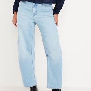 Old Navy High Rise Ankle Light Wash Barrel Jeans. NWT. Size 2